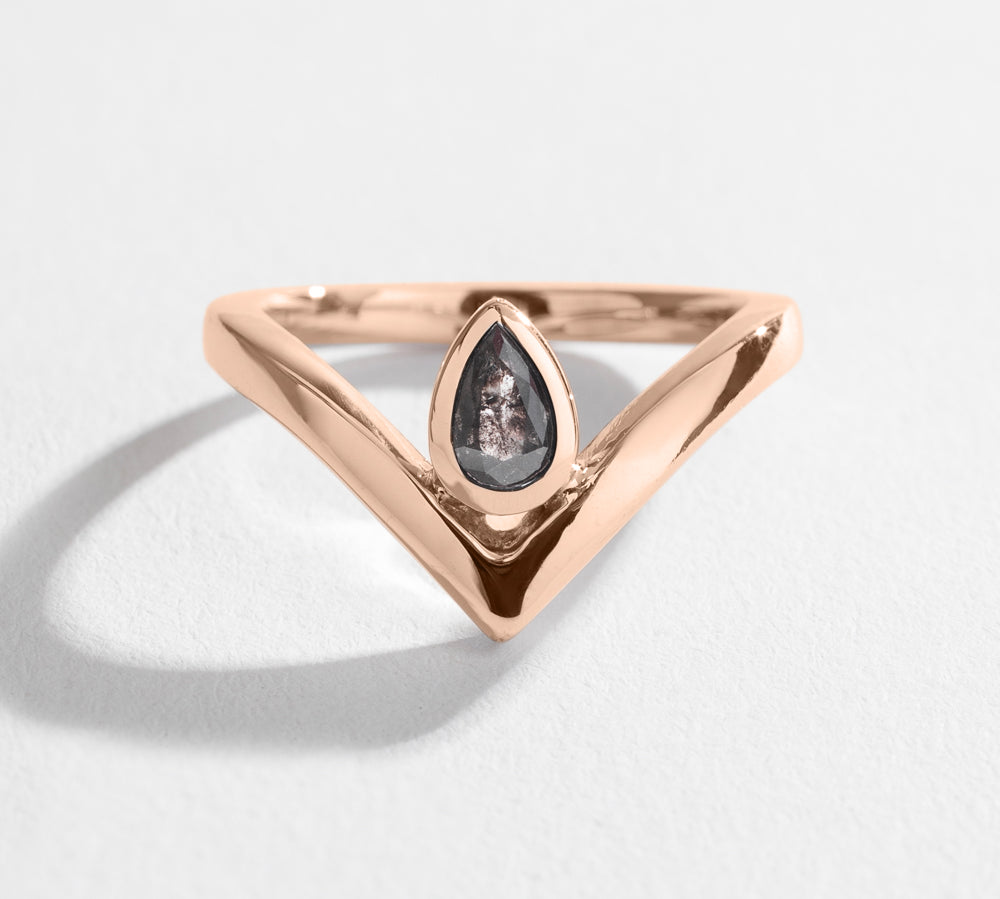 SOLITAIRE SALT & PEPPER DIAMOND CHEVRON RING