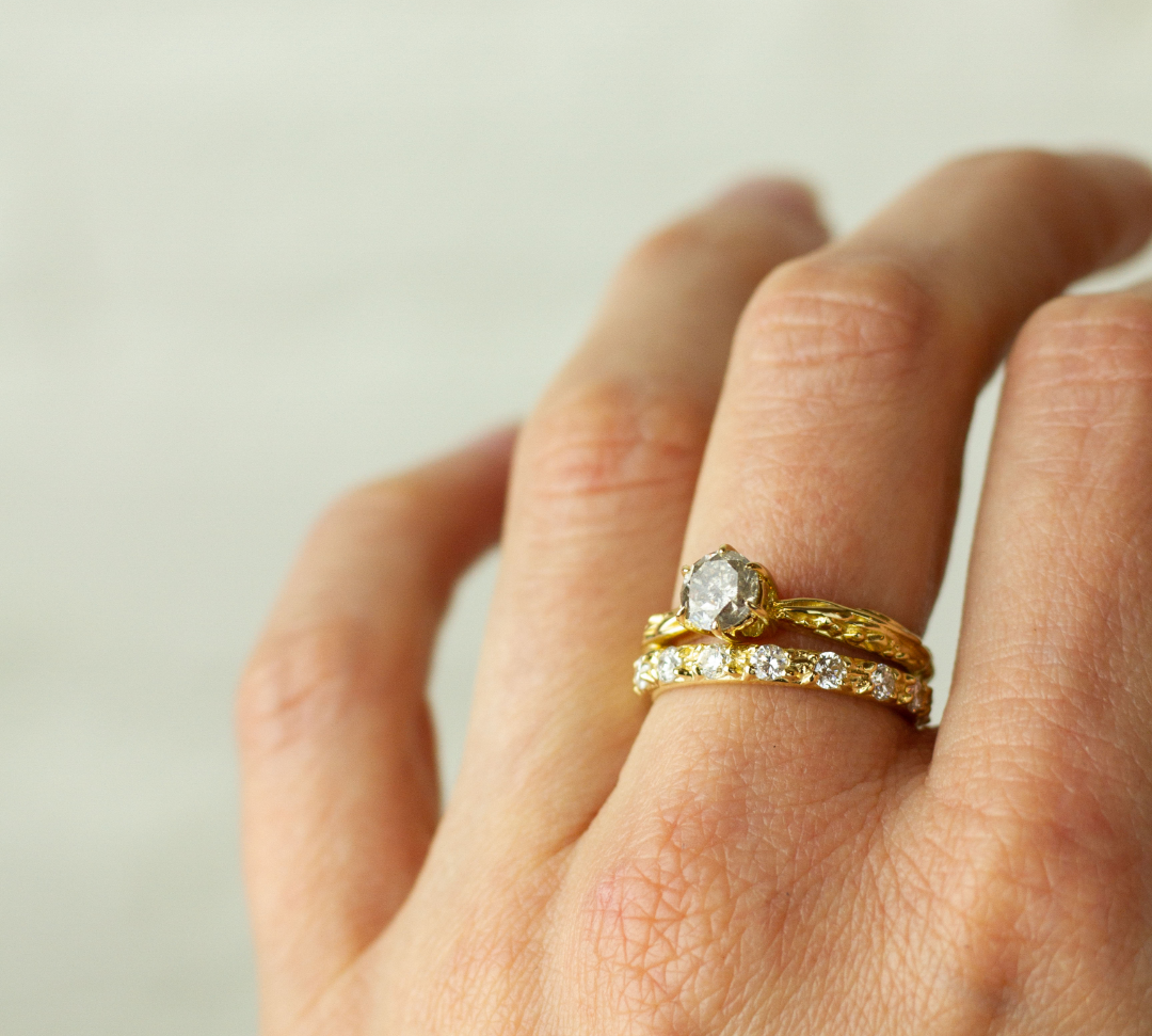 FACETED MATRIX SOLITAIRE ENGAGEMENT RING | 14K YELLOW GOLD & SALT & PEPPER DIAMOND